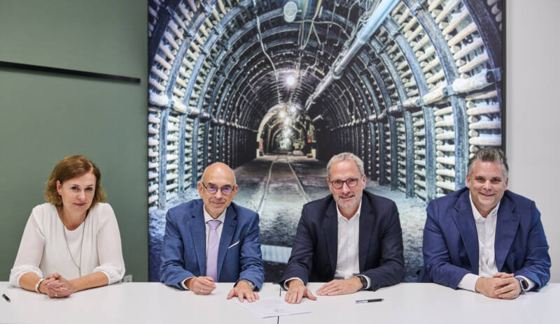 V.l.n.r: Michaela Schönig, Notarin | Rudolf Schleyer, Vorstandsvorsitzender AKDB | Thorsten Rattmann, Gesellschafter Prosoz / Geschäftsführer Hertener Stadtwerke | Arne Baltissen, Geschäftsführer Prosoz